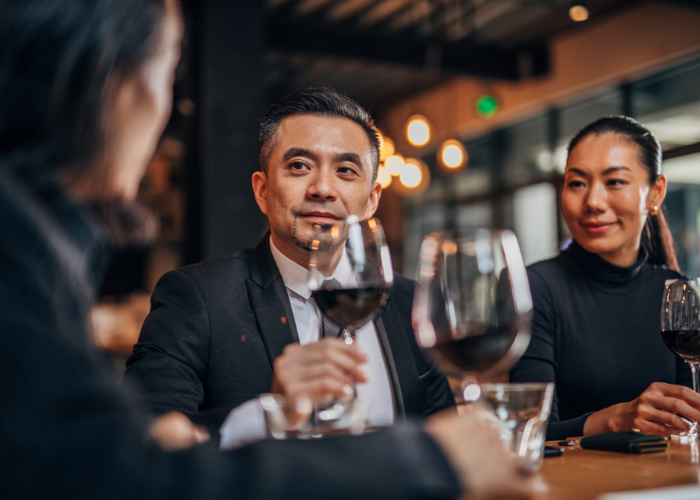 Bí quyết tạo ấn tượng khi networking với rượu vang