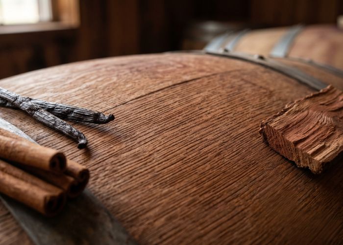 Thớ gỗ khít của thùng gỗ sồi Pháp giúp vang đỏ chiết xuất từ từ những nốt hương vanilla, đinh hương và tuyết tùng đầy tinh tế.