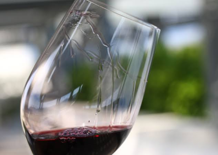 Cận cảnh hiện tượng "nước mắt rượu vang" (wine legs) chảy xuống thành ly.